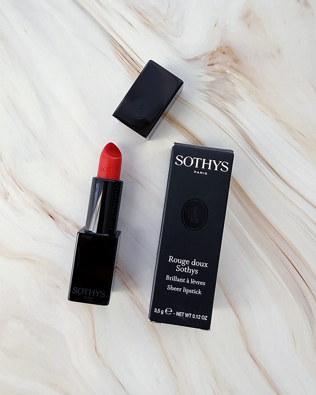 Könnyű, áttetsző színű szájfény rúzs krémes textúrával és hidratáló hatású hatóanyagokkal.