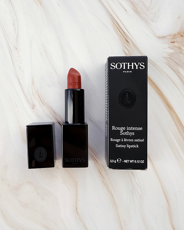 Intenzív, bársonyosan krémes textúrájú rúzs hidratáló hatással