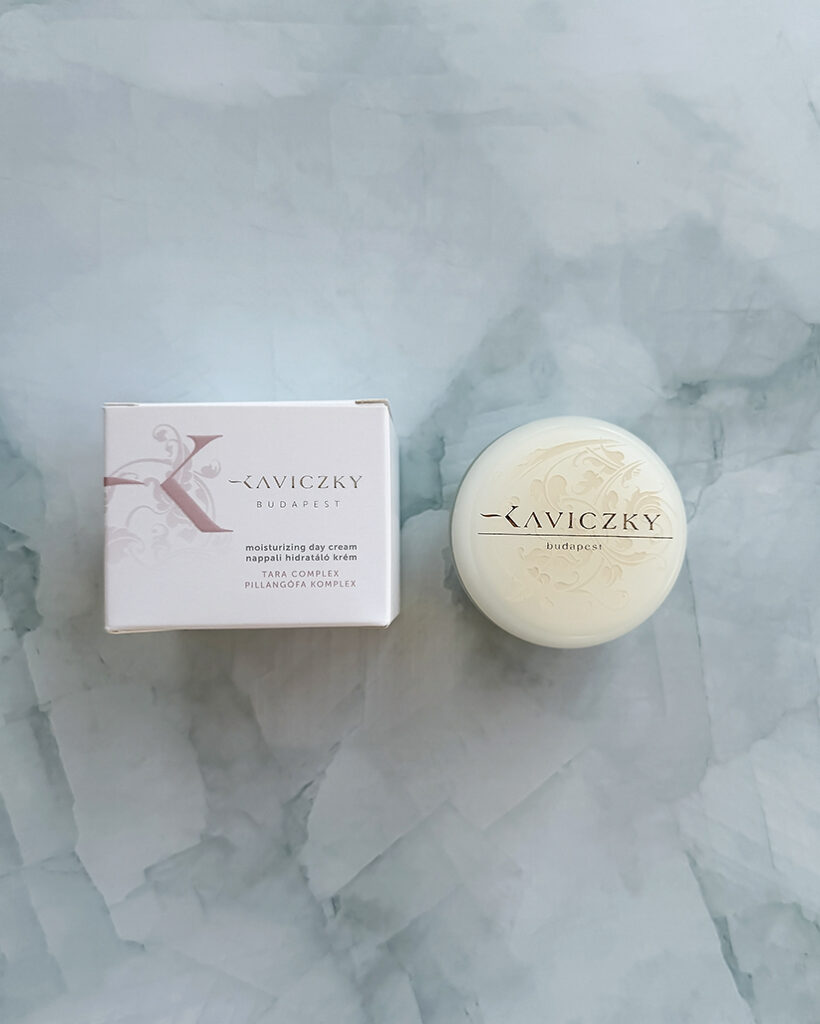 Nappali hidratáló krém: Finom, selymes állagú krém, amely természetes hatóanyagaival pótolja a bőr nedvesség-tartamát. Vízhiányos bőrre. 26.880Ft helyett 21.504 Ft