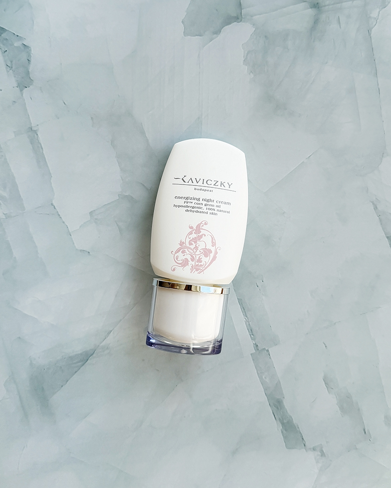 éjszakai energizáló krém : Gondoskodik a bőr éjszakai hidratálásáról, amely elengedhetetlen az egészséges sejtépülés folyamatához. Vízhiányos vagy száraz bőrre. 28.200 Ft helyett 22.560. Ft